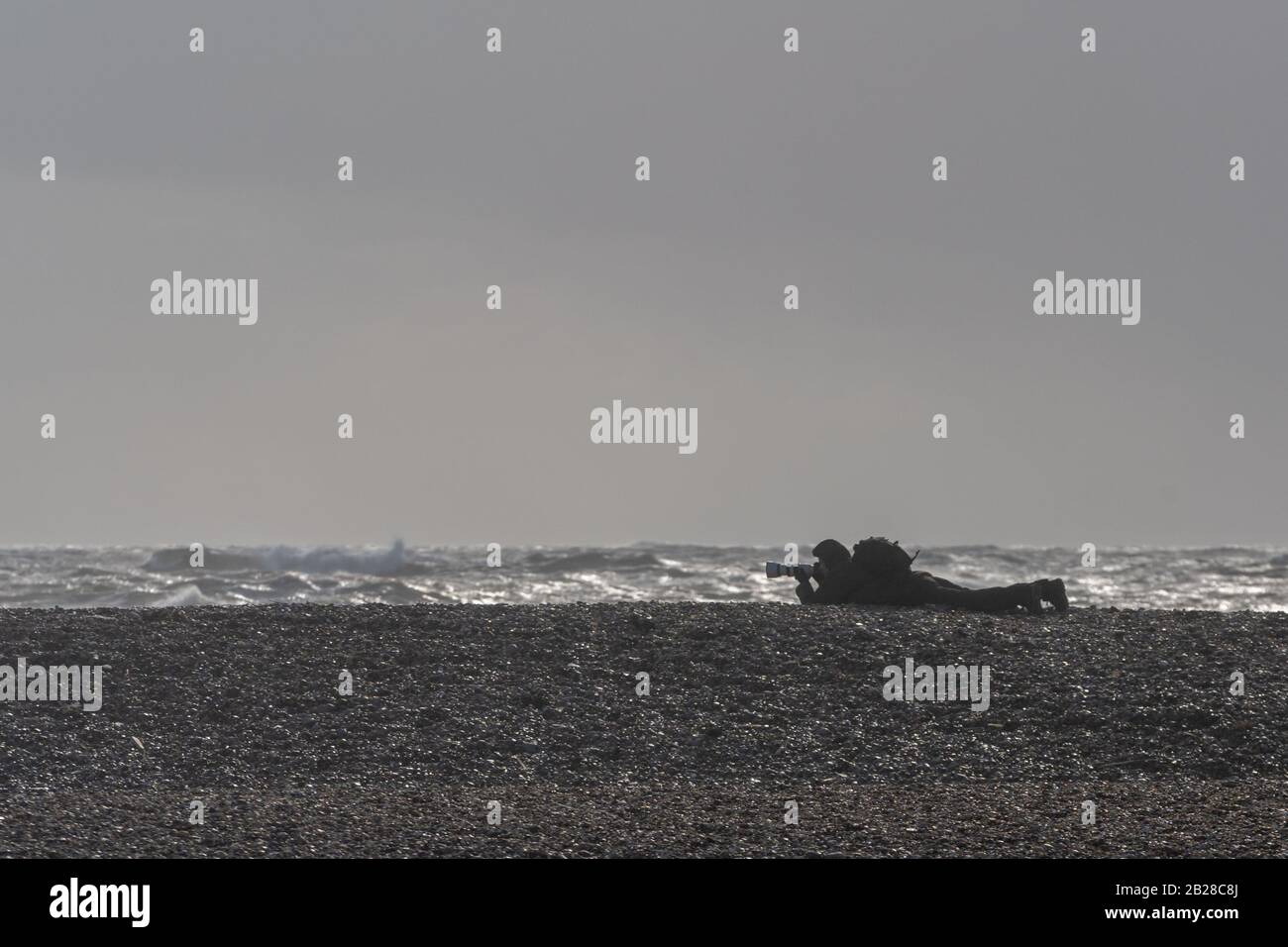 Un fotógrafo que toma fotografías de las condiciones extremas en la costa sur de Inglaterra cuando la tormenta Jorge se acerca el 29 de febrero de 2020. Foto de stock