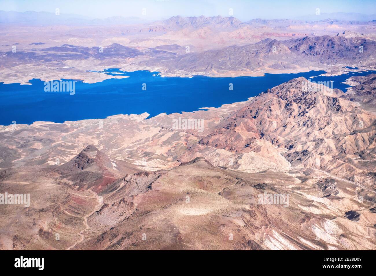 Fotografía aérea sobre Nevada con formas terrestres y el lago Mead Foto de stock