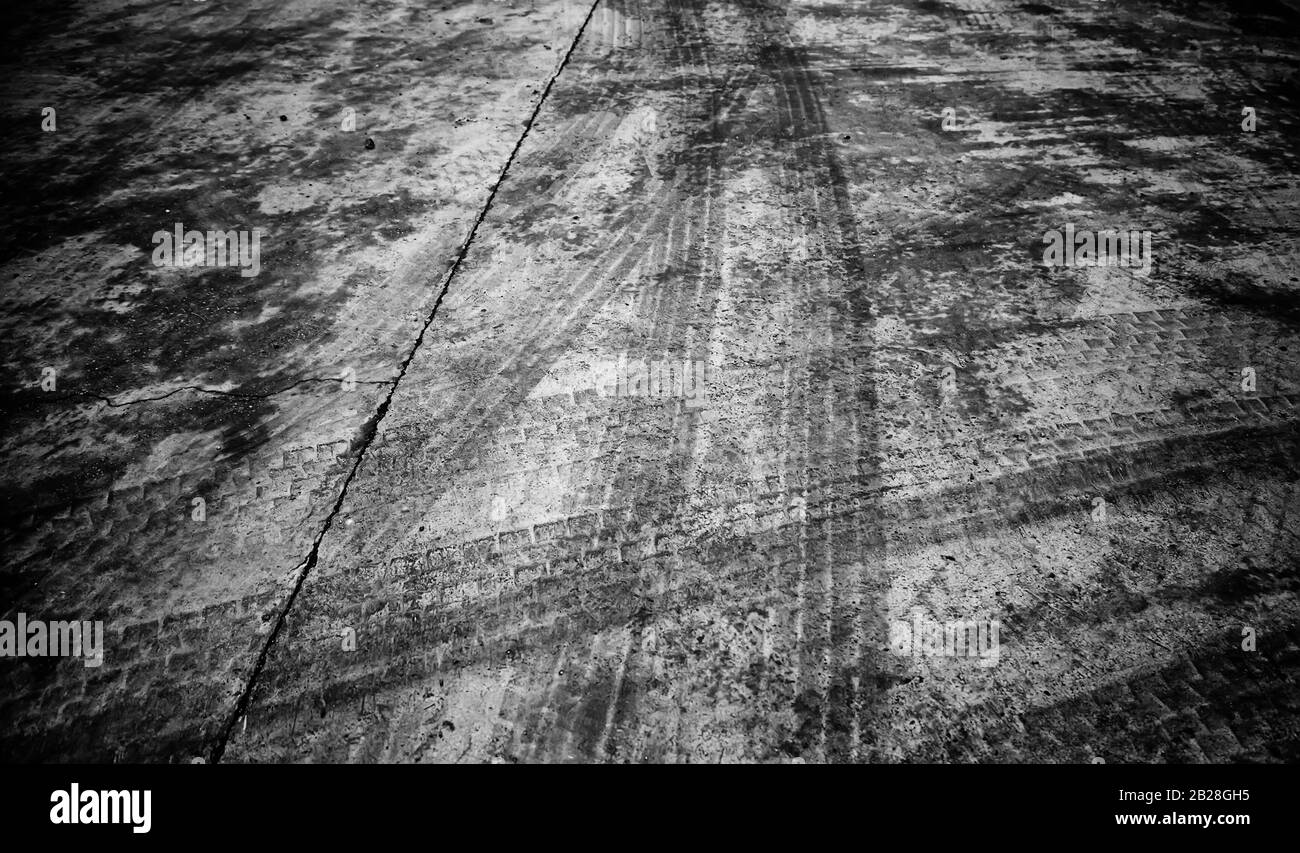 Marcas de patinaje de las ruedas en carretera, desplazamiento y transporte Foto de stock