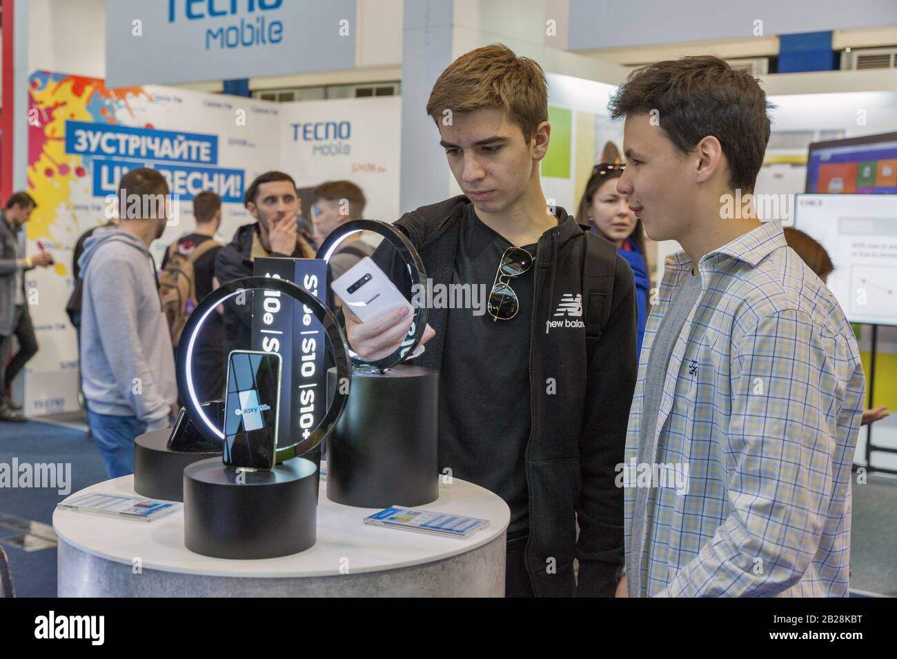 Kiev, UCRANIA - 06 DE ABRIL de 2019: Un niño visita Samsung, un stand de la corporación multinacional de conglomerados surcoreana durante CEE 2019, la electrónica más grande Foto de stock