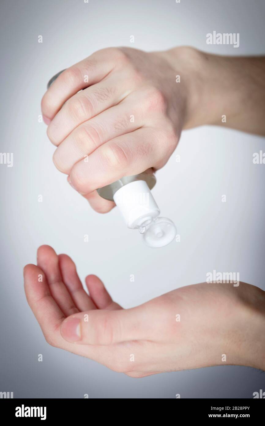 Primer plano de alguien que use gel de manos a base de alcohol Foto de stock