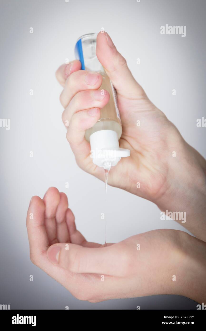 Primer plano de alguien que use gel de manos a base de alcohol Foto de stock