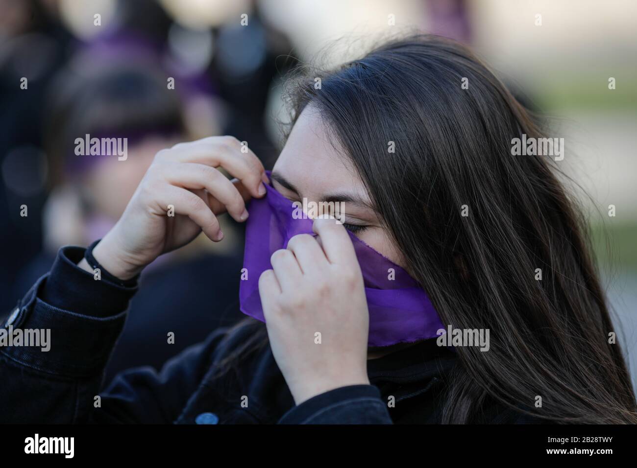 Bucarest, Rumania - 1 de marzo de 2020: Las mujeres participan en un flash feminista en el centro de Bucarest. Foto de stock