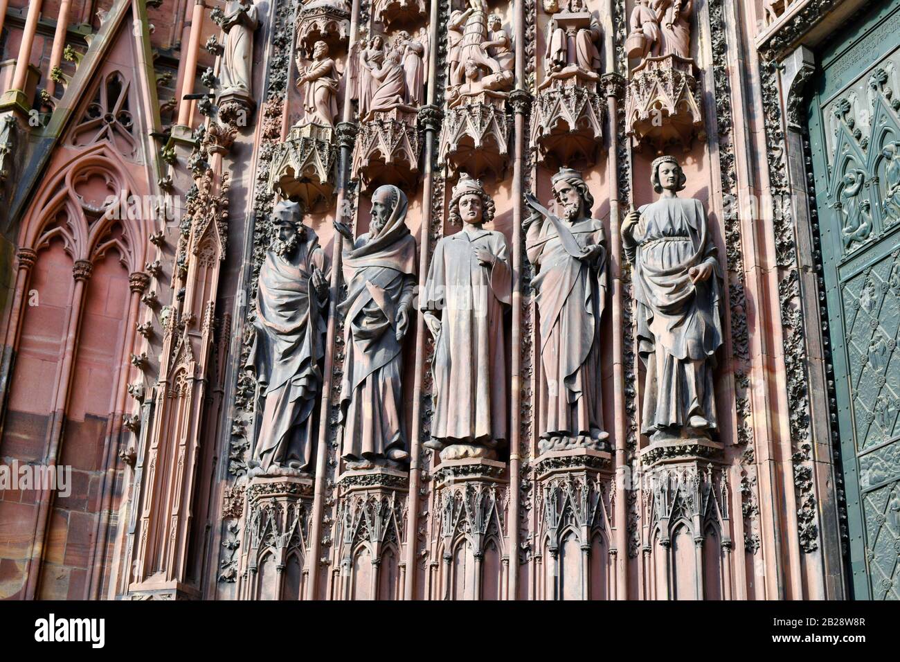 Figuras de estilo gótico en el portal principal de la fachada oeste de la famosa catedral de Estrasburgo en Francia. Las estatuas de jamba representan a los profetas católicos, Francia Foto de stock