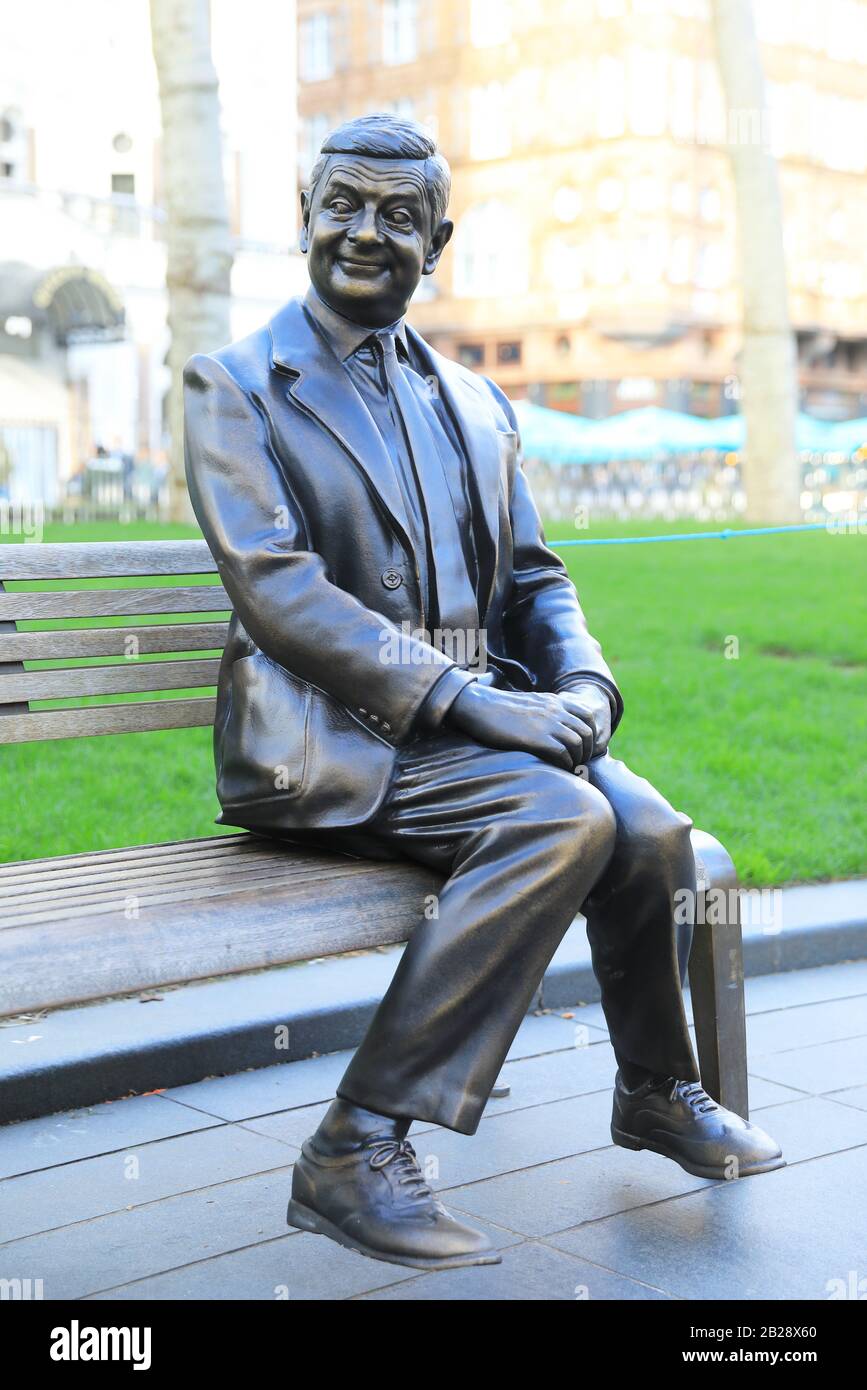 Estatua de bronce de Rowan Atkinson como Mr Bean, instalado en Leicester Square, para celebrar la industria cinematográfica de Londres 2020, Reino Unido Foto de stock