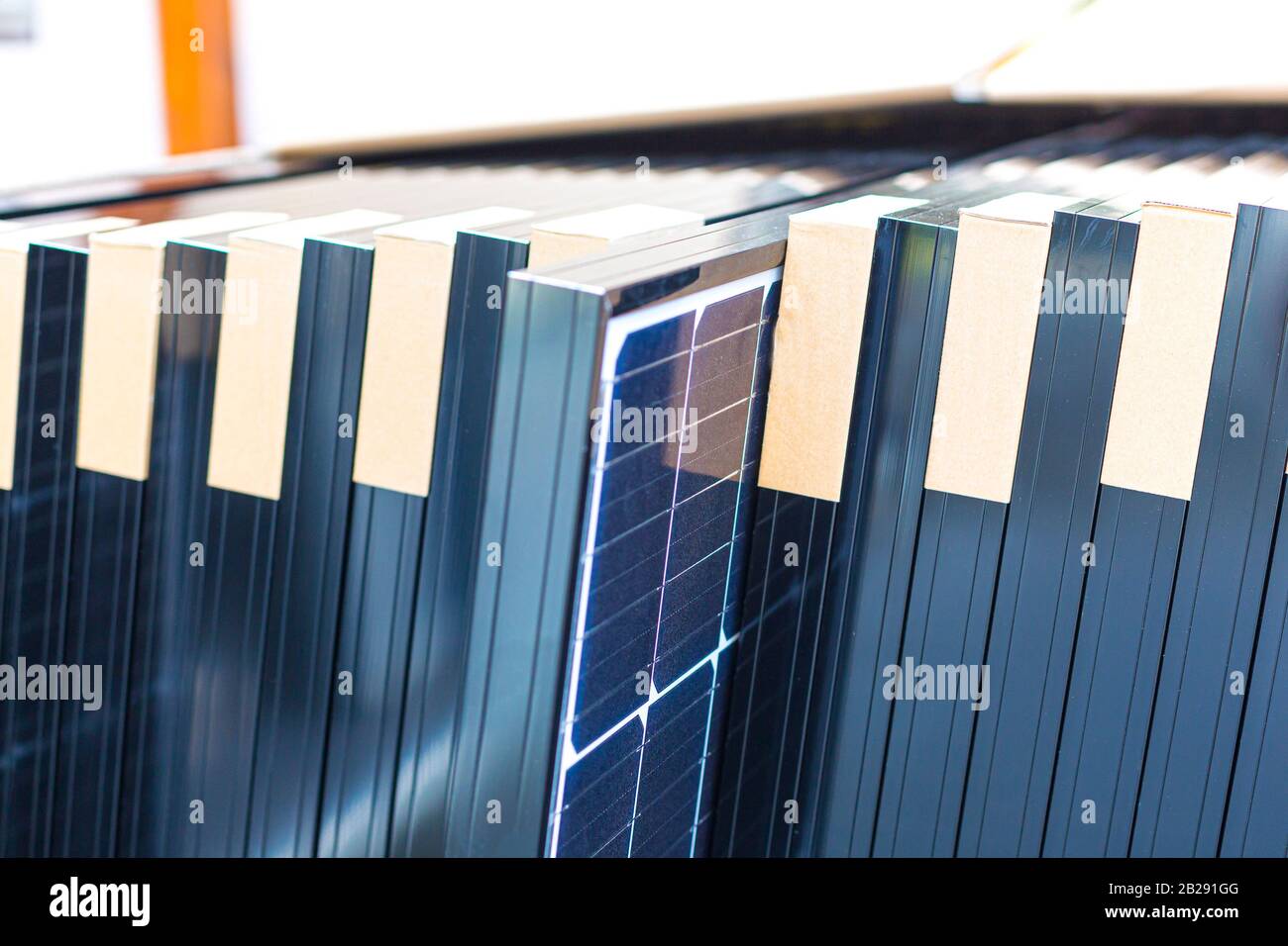Instalación de sistema de panel solar fotovoltaica. Técnico de panel solar la instalación de paneles solares en el techo. Concepto ecológico de energía alternativa. Foto de stock