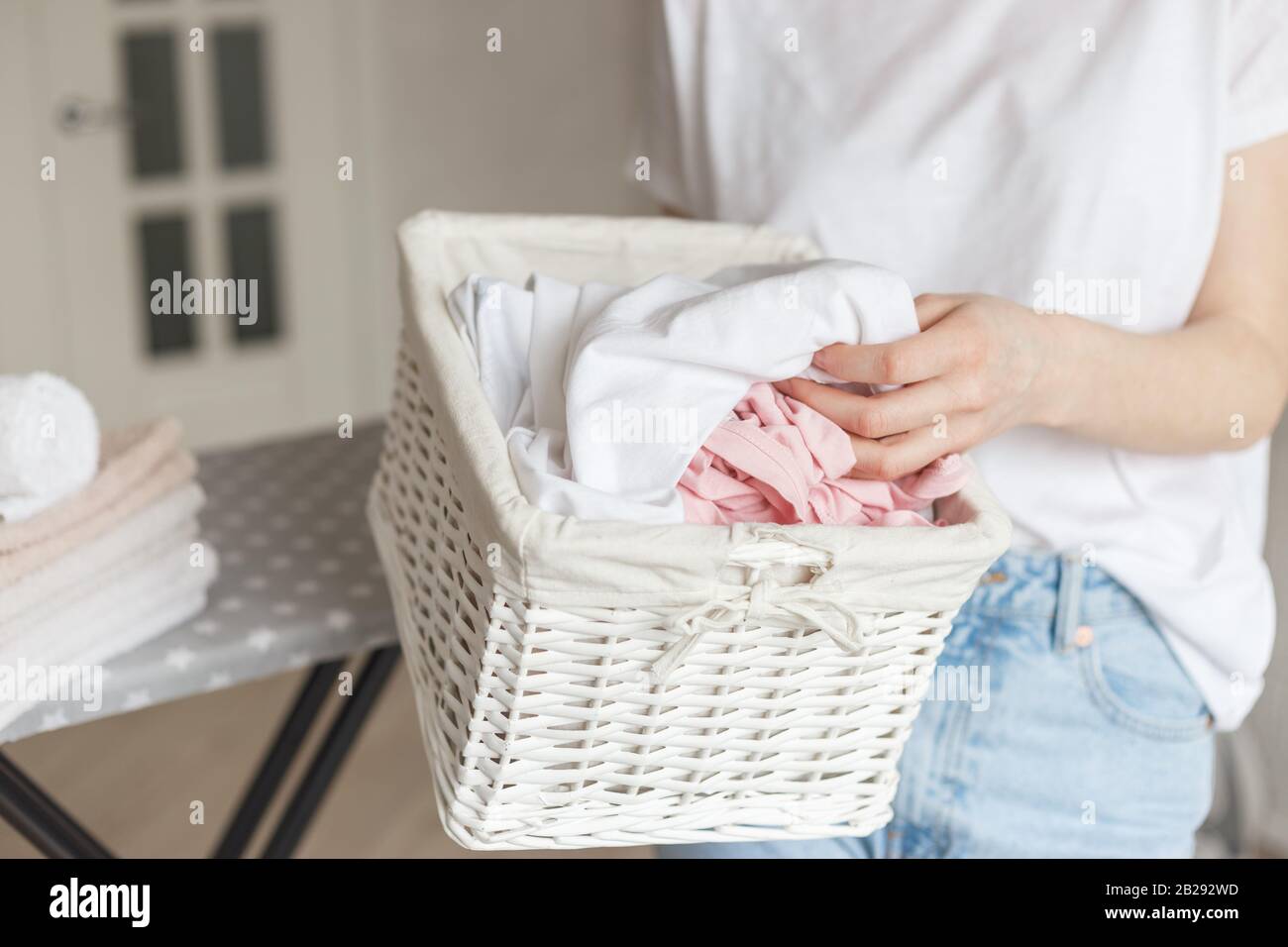Cesta rústica de mimbre con ropa lavada en la mano de la mujer lista para planchar Fotografía stock Alamy