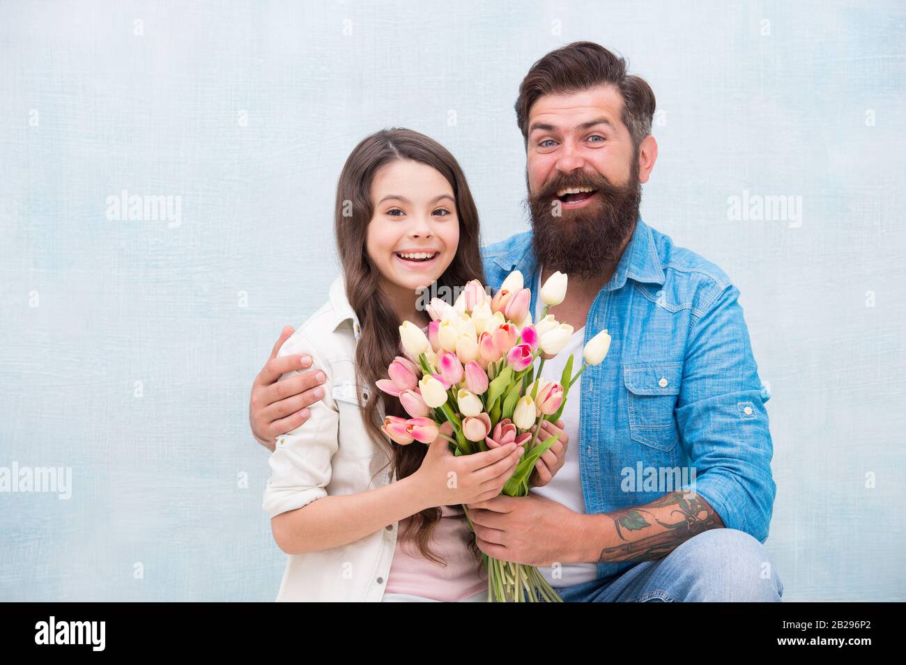 Mi Bebe Tulipanes Tiernos Para La Hija Hombre Tulipanes Ramo Padre Dando Tulipanes Nina Papa Con Flores Celebracion De Cumpleanos Dia Internacional De La Mujer Tienda De Flores Tradicion Familiar Paternidad Fotografia