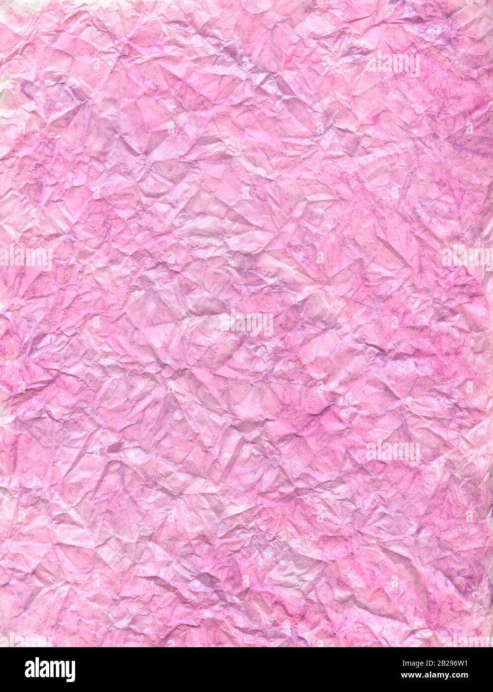 Papel pintado a mano de color rosa con arrugas y arrugado. Se trata de una secuencia de alta resolución que muestra todos los detalles. Foto de stock