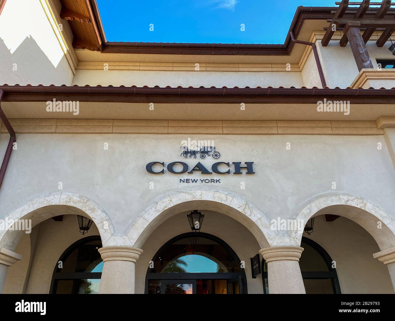 Orlando,FL/USA-2/13/20: Una tienda de autobuses en un centro comercial al  aire libre. Coach es una empresa minorista que diseña y fabrica bolsas,  accesorios para hombres y mujeres Fotografía de stock - Alamy