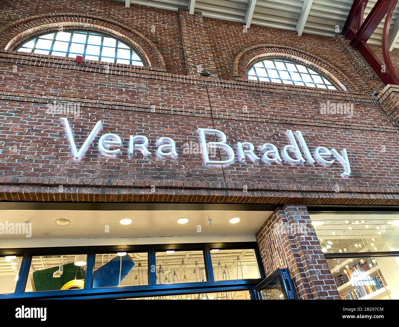 Orlando FL USA 2 13 20 Una tienda al por menor Vera Bradley en un