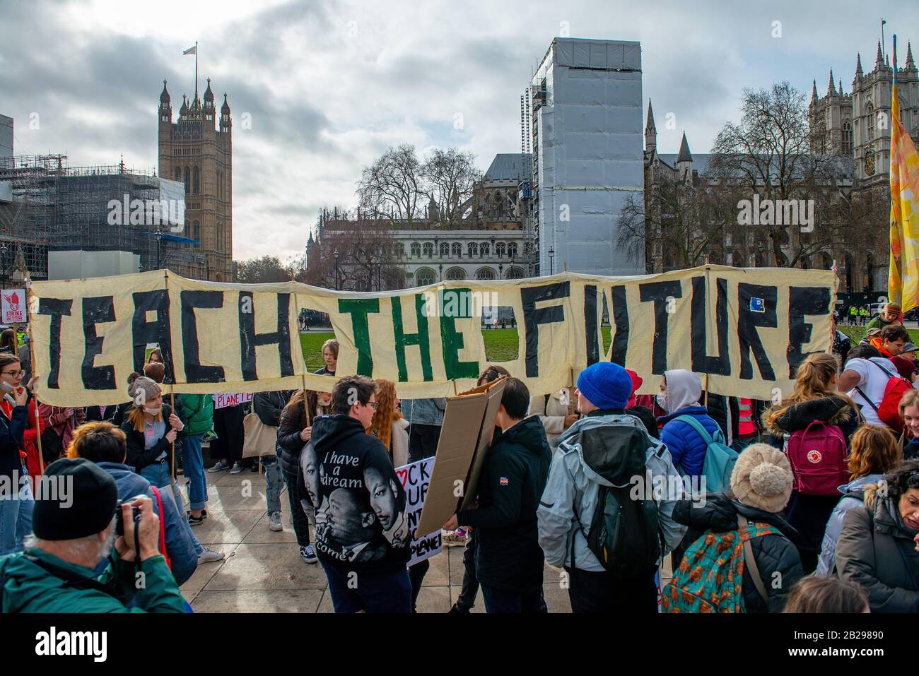Activistas estudiantiles con banderas en la manifestación de la huelga Juvenil por el Clima, Londres, en protesta por la falta de acción del gobierno sobre el Cambio Climático. Foto de stock