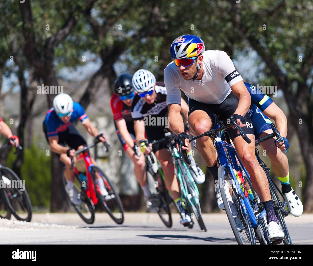 Ciclista alcanzando en la 29ª carrera anual de la Primavera en Lago Vista,  Texas Fotografía de stock - Alamy