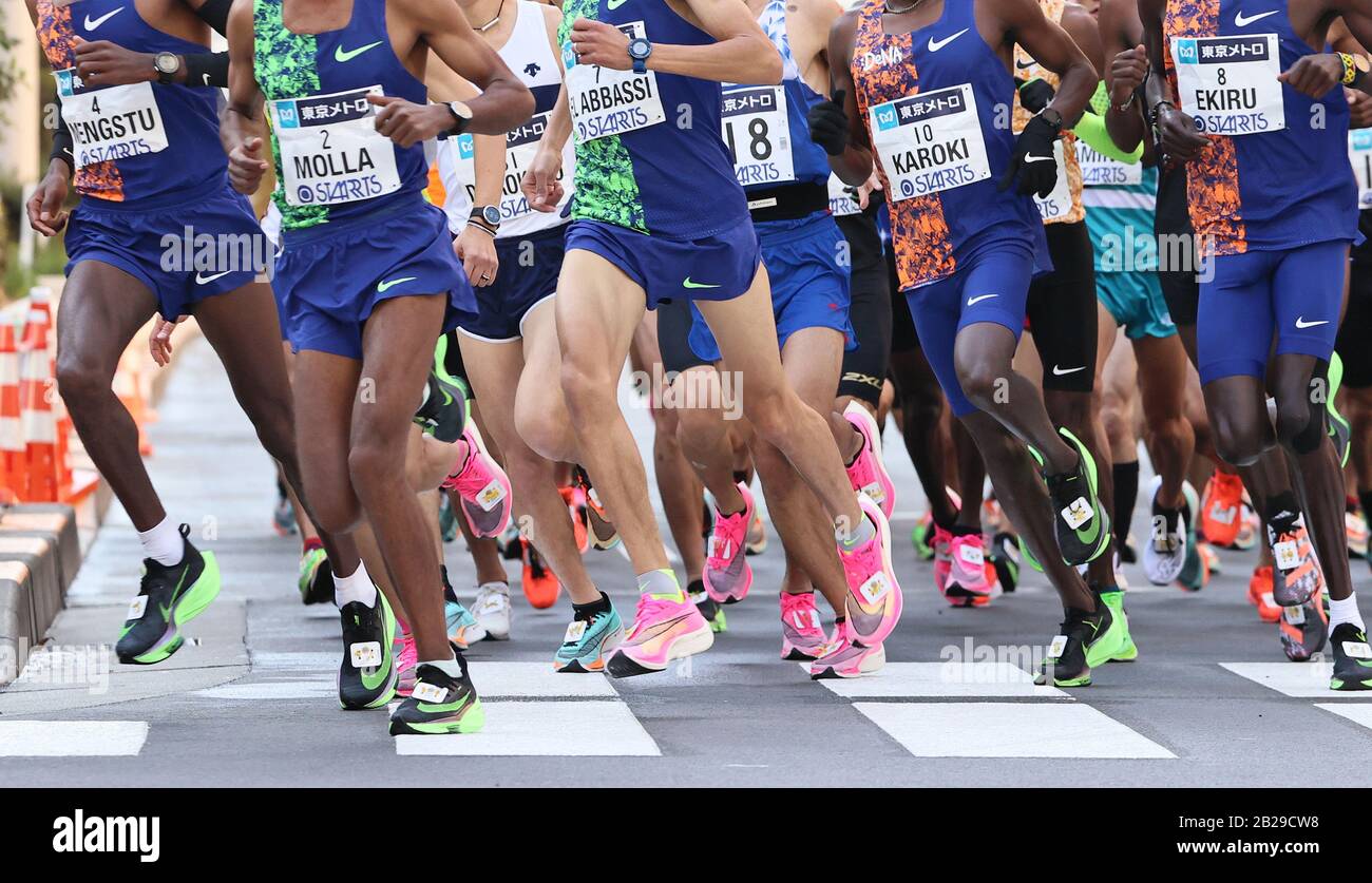 Tokio, Japón. 1 de marzo de 2020. Los corredores llevan coloridas  zapatillas de running Nike cuando salen del Ayuntamiento de Tokio para el  maratón de Tokio en Tokio el domingo 1 de