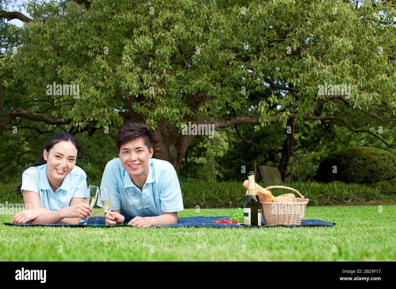 una pareja joven de vacaciones en el suburbio Foto de stock