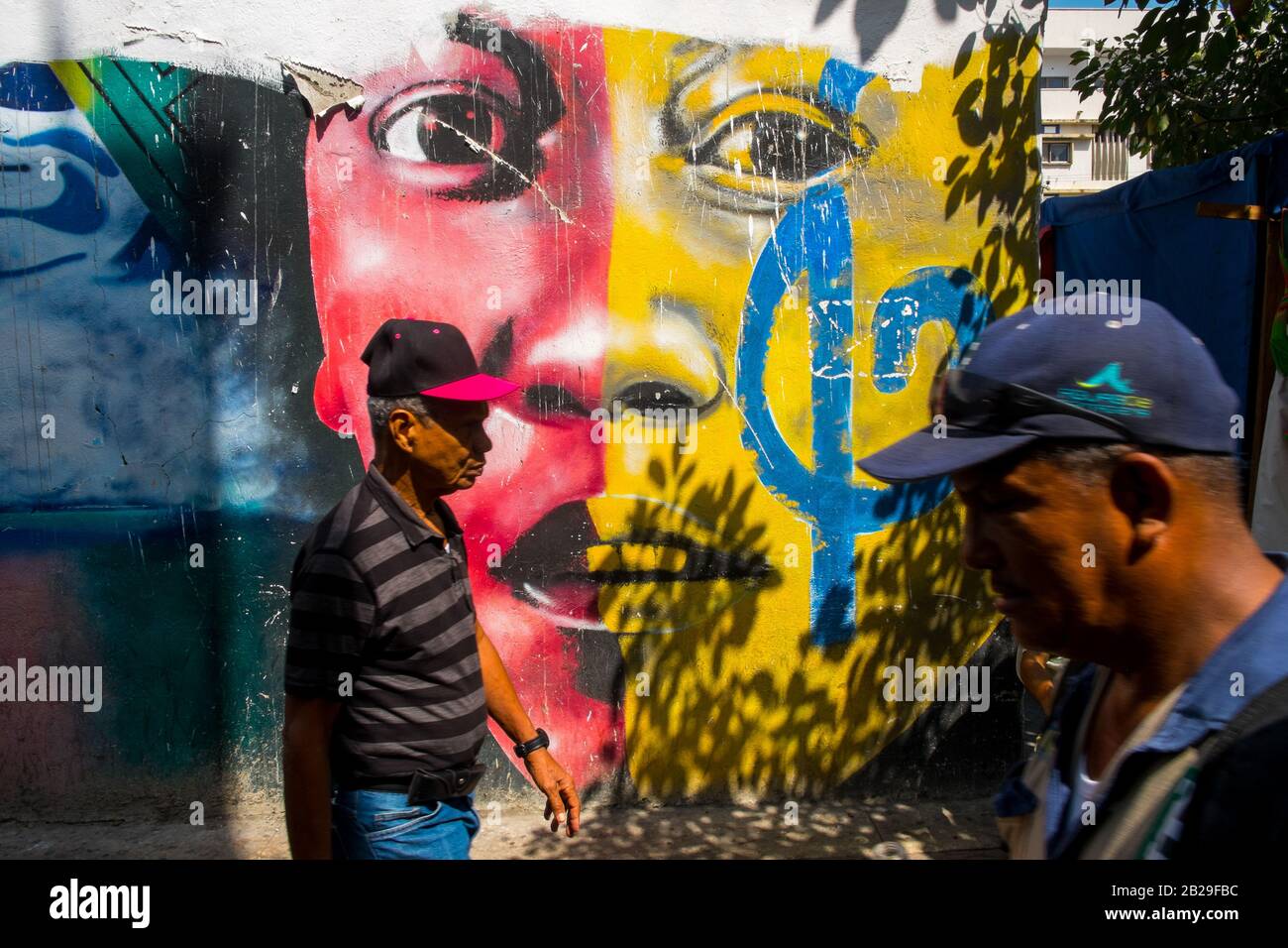 Colorido arte callejero en el Barrio Getsemaní, Cartagena, Colombia Foto de stock