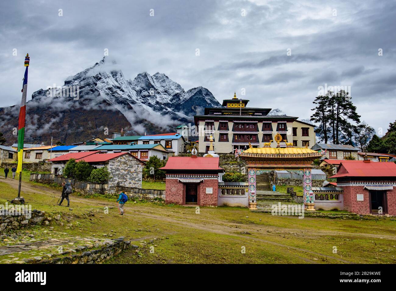 Gente caminando en Everest base Camp ruta de trekking en la cordillera del Himalaya en Nepal Foto de stock