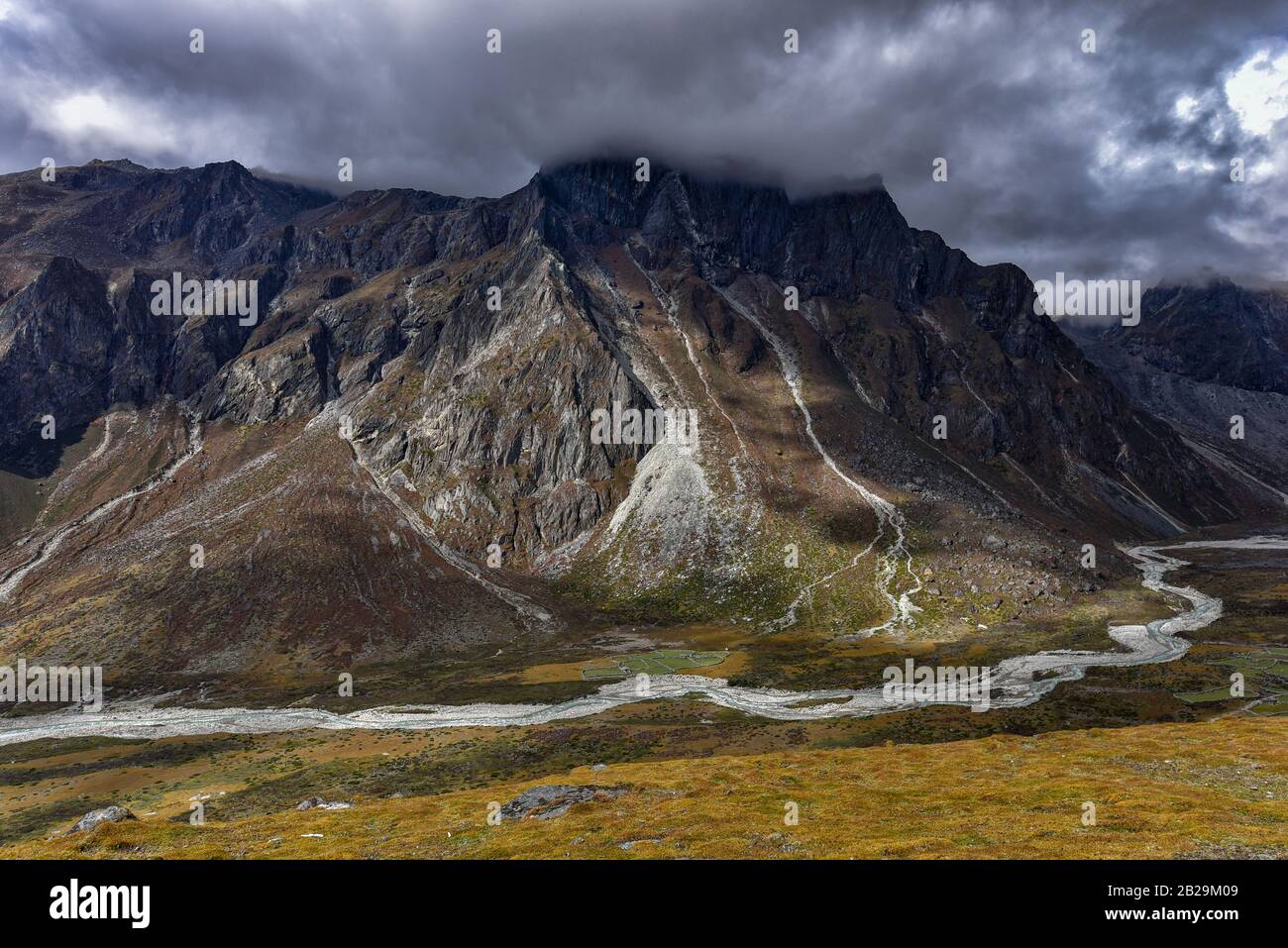 La vista de la zona de montaña de Everest base Camp ruta de senderismo en la cordillera del Himalaya en Nepal Foto de stock