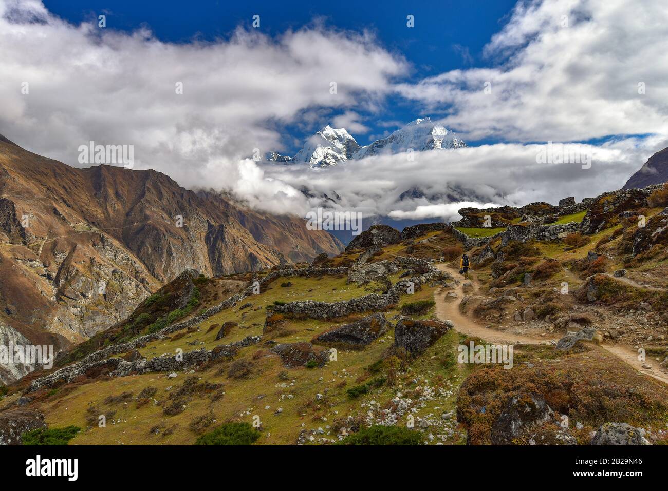 La vista de la zona de montaña de Everest base Camp ruta de senderismo en la cordillera del Himalaya en Nepal Foto de stock