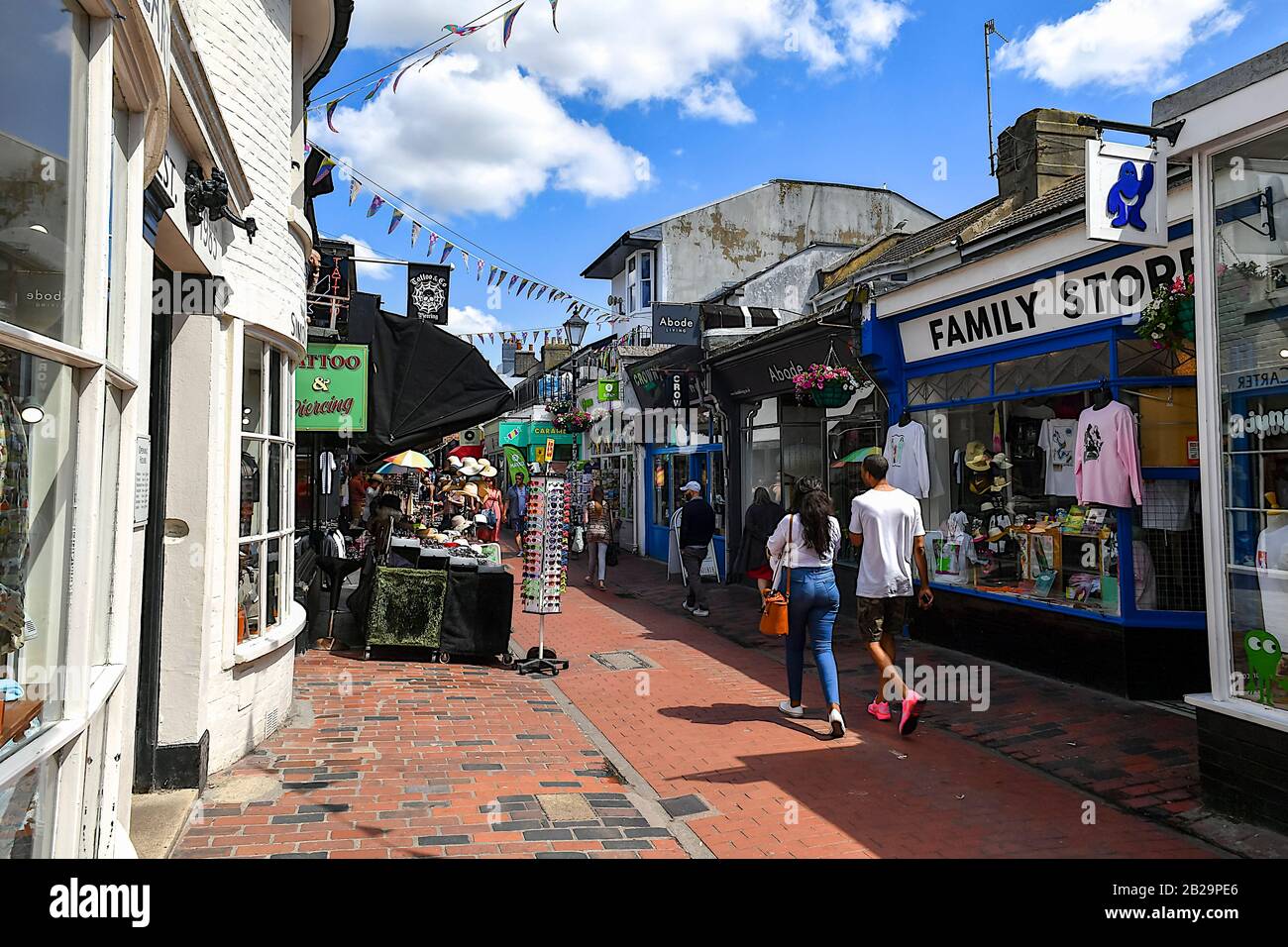 City Street con tiendas, Brighton, East Sussex, Inglaterra, Reino Unido Foto de stock