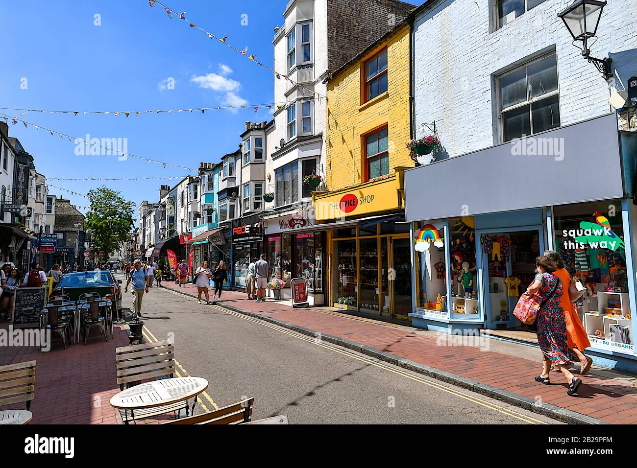 City Street con tiendas, Brighton, East Sussex, Inglaterra, Reino Unido Foto de stock