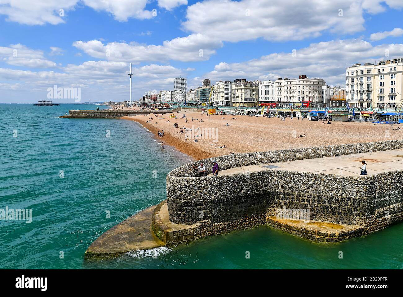 Playa y mar en la ciudad de Brighton, East Sussex, Inglaterra, Reino Unido Foto de stock