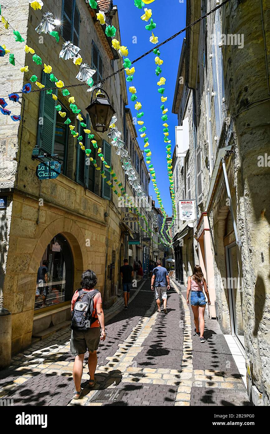 Calle adoquinada con decoraciones en el casco antiguo, Preigueux, Nouvelle-Aquitaine, Francia Foto de stock