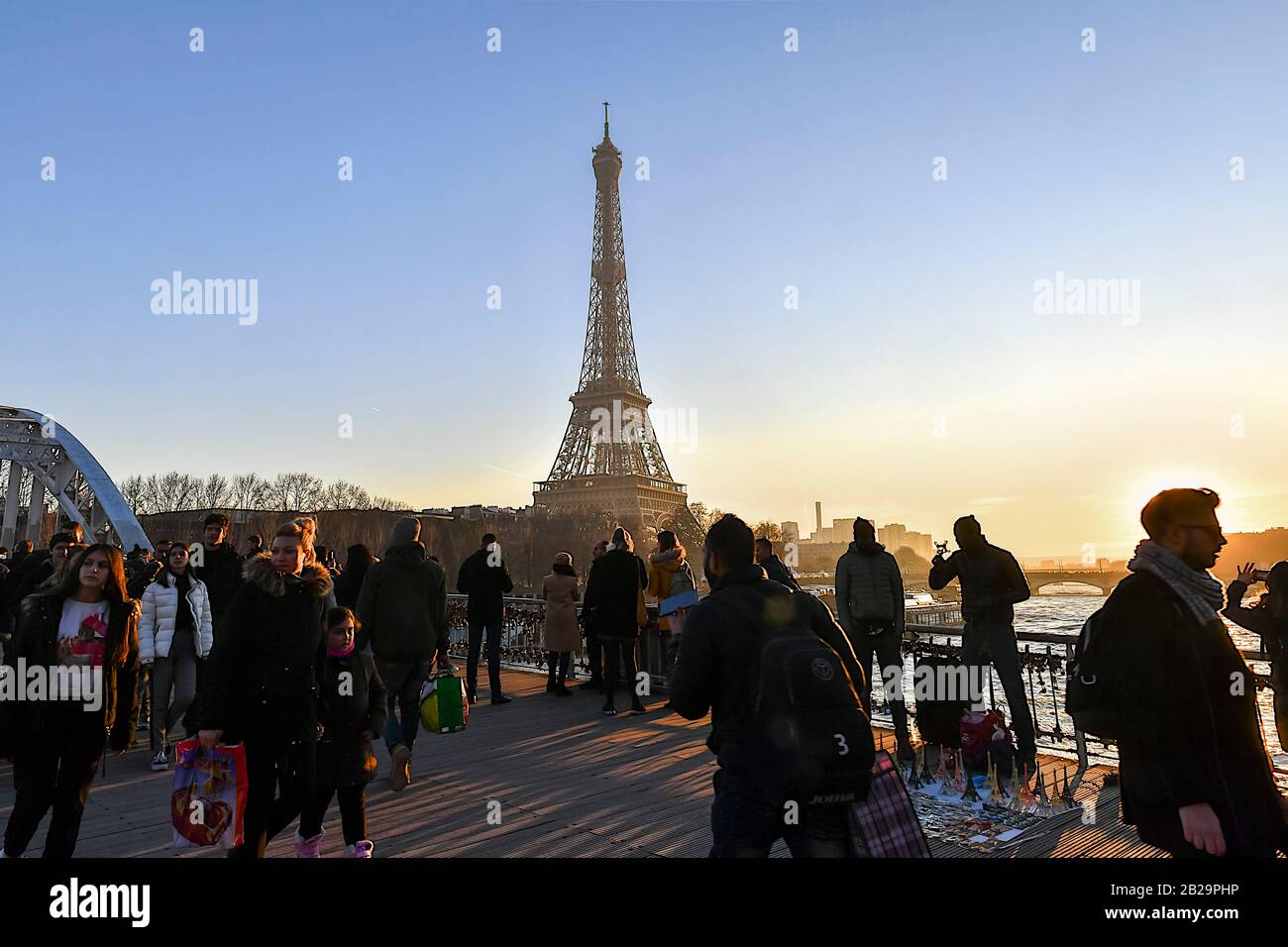 Turistas cerca de la Torre Eiffel al atardecer, París, Isla de Francia, Francia Foto de stock