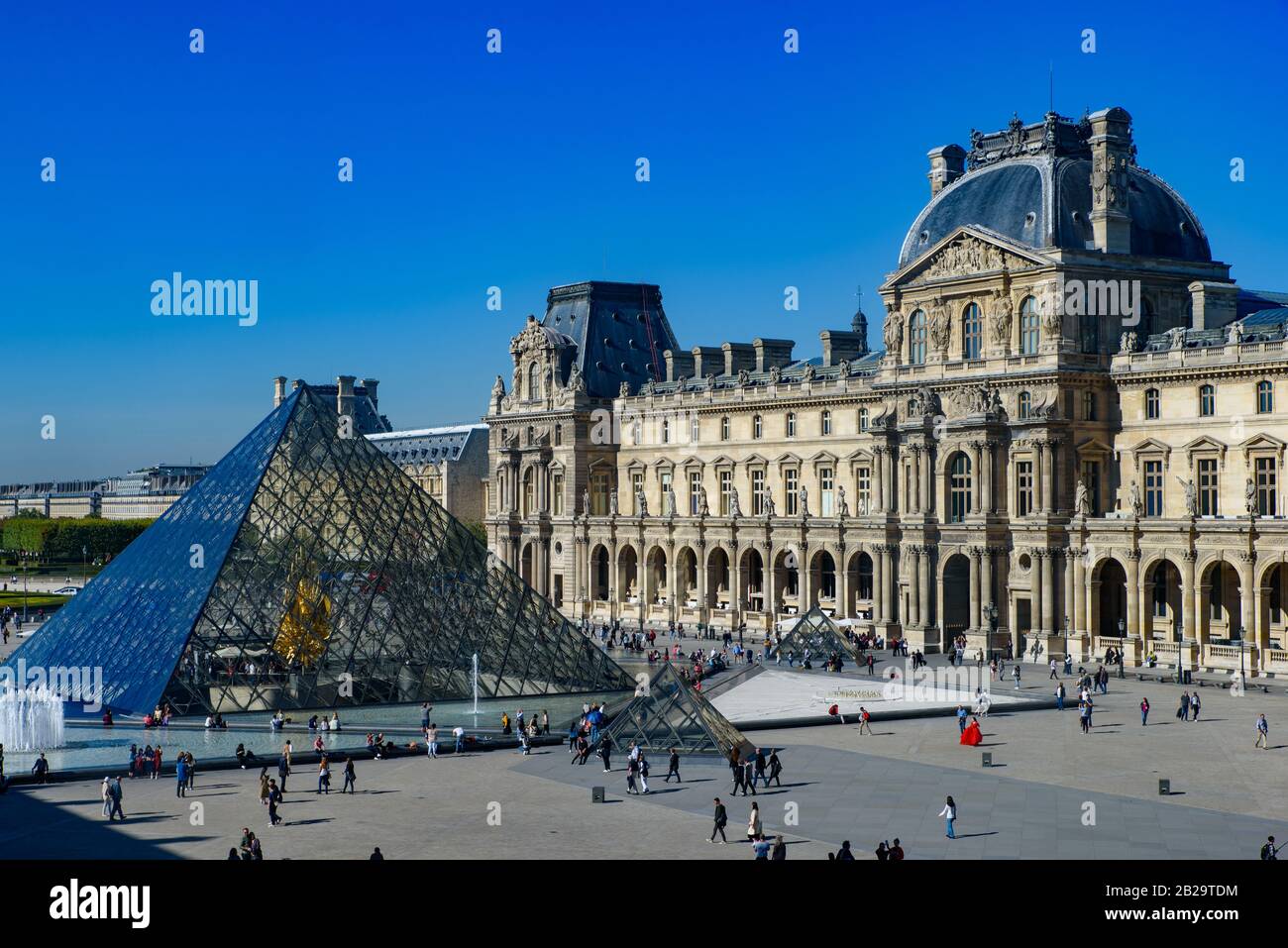 Pirámide Del Museo Del Louvre Louvre museum and louvre pyramid fotografías e imágenes de alta