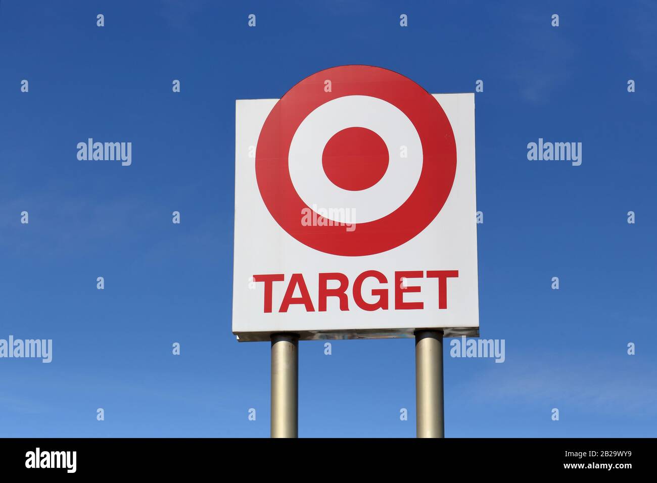 Un cartel de la tienda Target en un poste contra un cielo azul soleado. Foto de stock