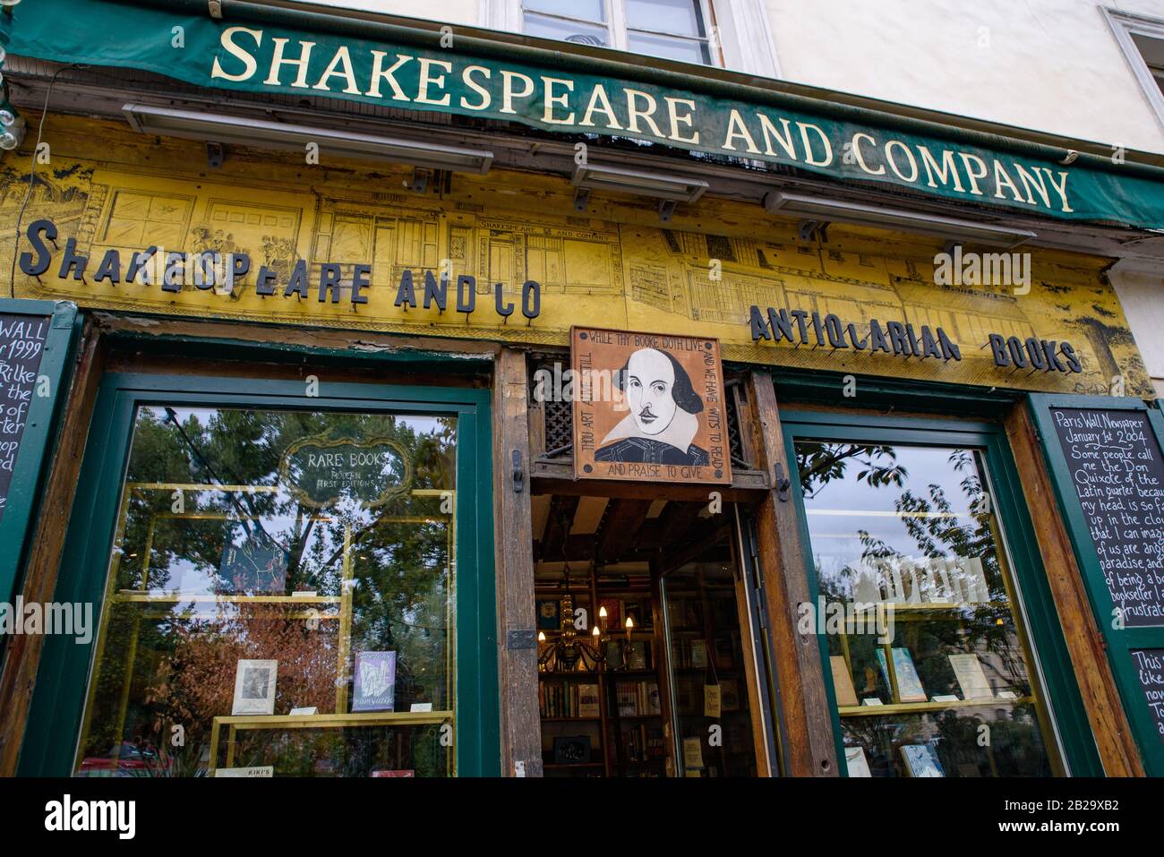 Shakespeare and Company, las famosas librerías en inglés de París, Francia Foto de stock