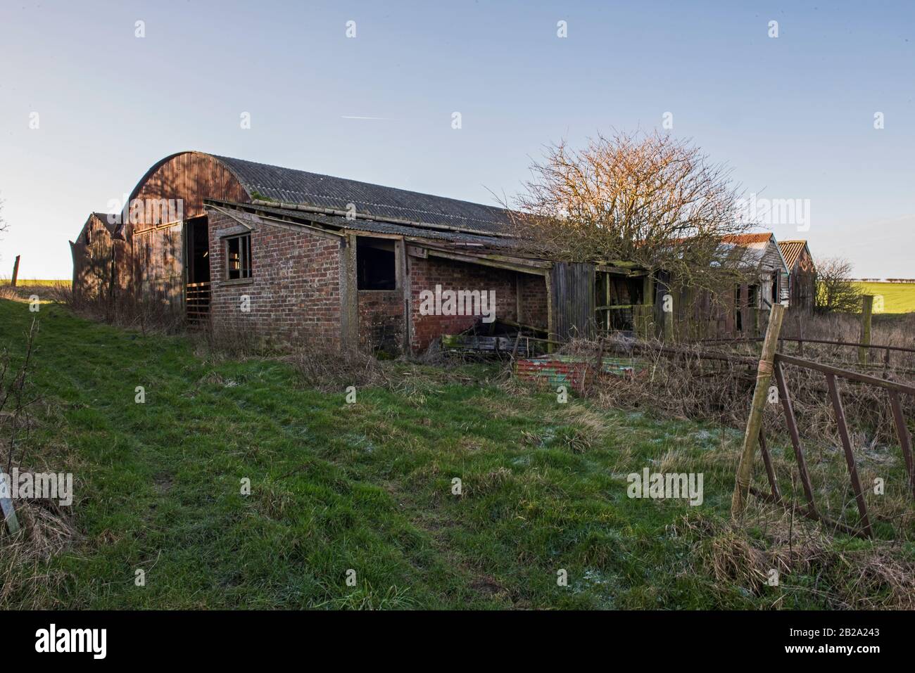 Antiguo granero abandonado de la construcción de la granja en el marco rural remoto del campo Foto de stock
