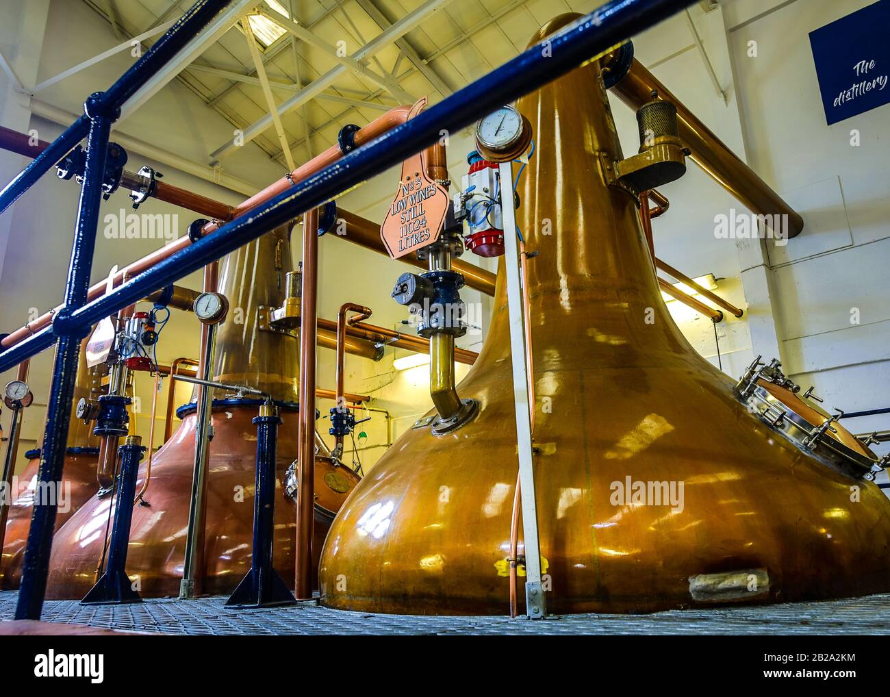 Escocia, REINO UNIDO - 30 DE MAYO de 2019: Destilería tradicional escocesa que produce bebidas alcohólicas. Foto de stock