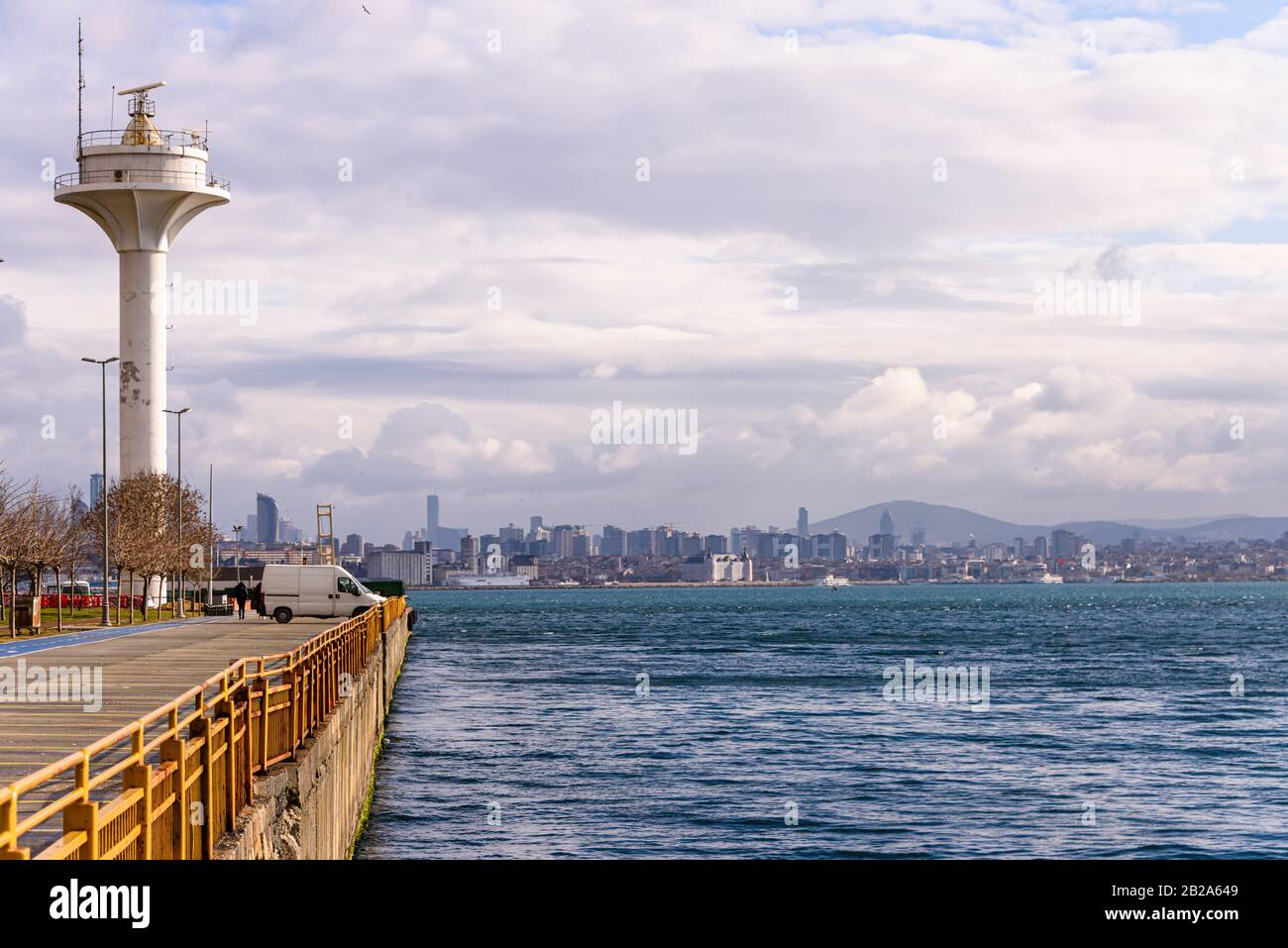 Torre de radar en la oficina principal del puerto, Estambul, Turquía Foto de stock