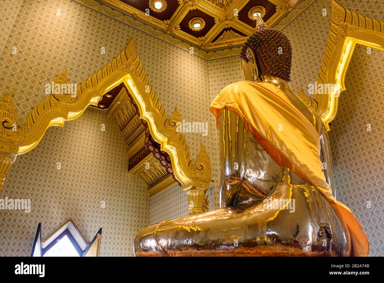 Estatua de oro de Buda con un manto de azafrán dentro del ornamentado Wat Songkhram, Bangkok, Tailandia Foto de stock