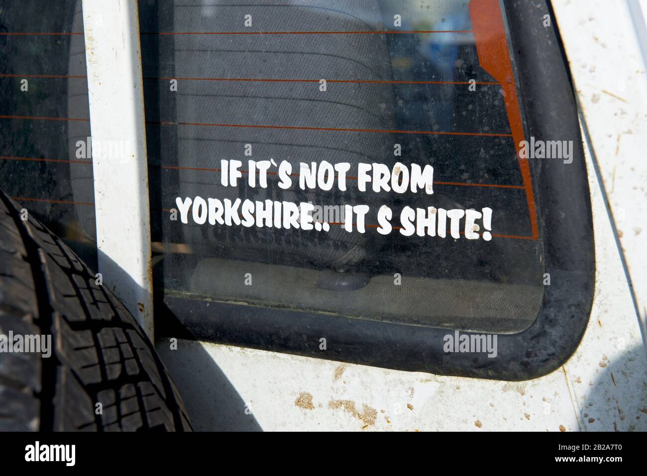 Eslogan en la ventana de SUV: Si no es de Yorkshire... ¡es una mierda! Foto de stock