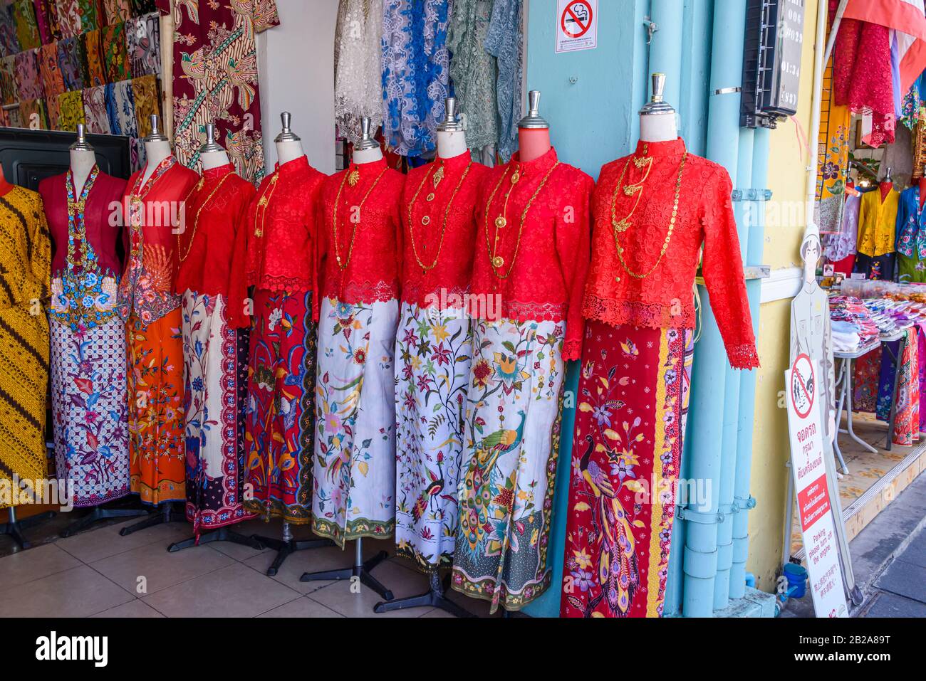Blusas tradicionales seda roja y faldas en una tienda de ropa para mujer, el casco antiguo Phuket, Tailandia Fotografía de stock - Alamy