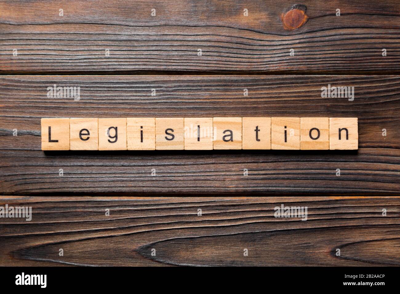 Legislación palabra escrita sobre un bloque de madera. La legislación texto en tabla, concepto. Foto de stock