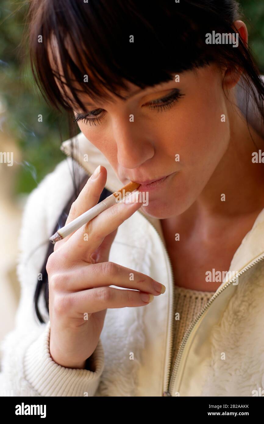 Mujer fumando Foto de stock