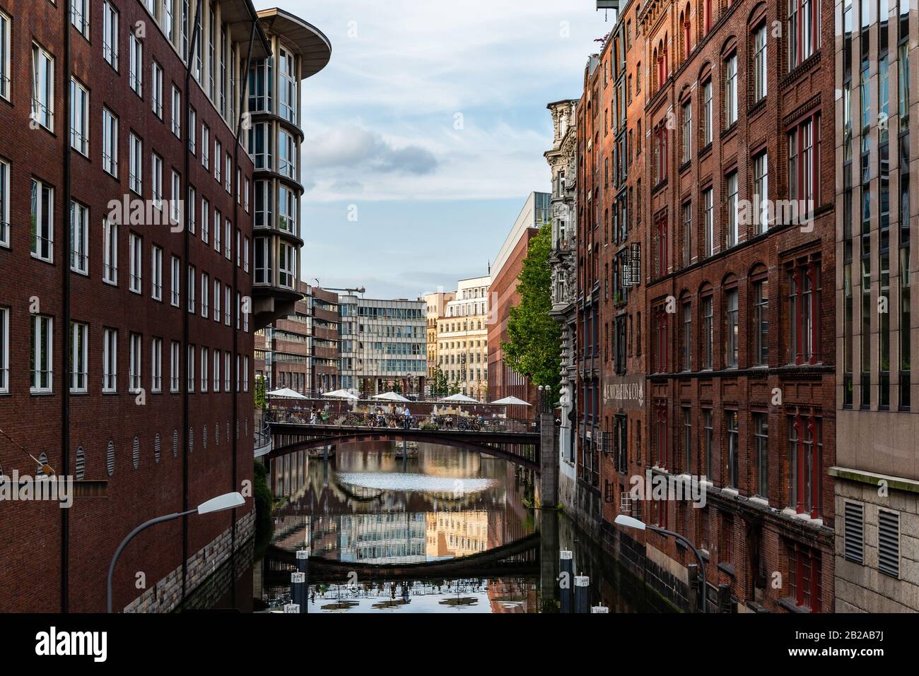 Hamburgo, Alemania - 4 de agosto de 2019: Vista panorámica del Canal Bleichenfleet en Hamburgo al atardecer Foto de stock