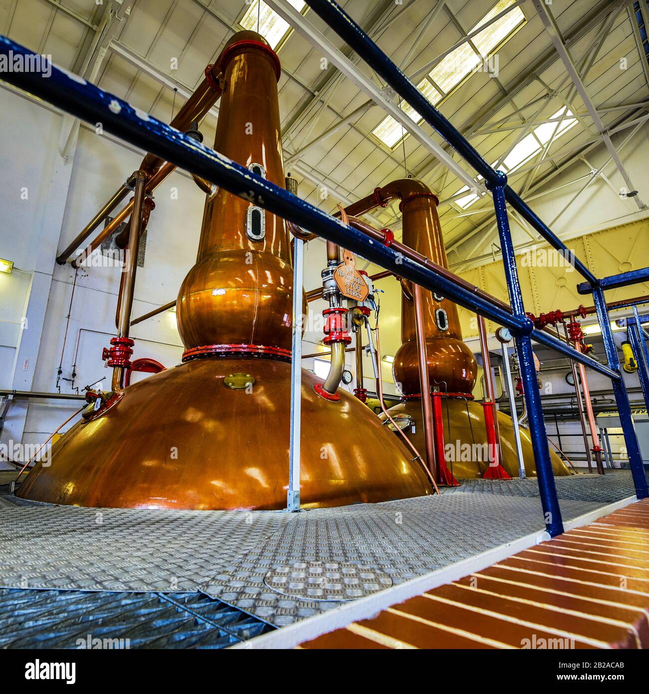 Escocia, REINO UNIDO - 30 DE MAYO de 2019: Destilería tradicional escocesa que produce bebidas alcohólicas. Foto de stock