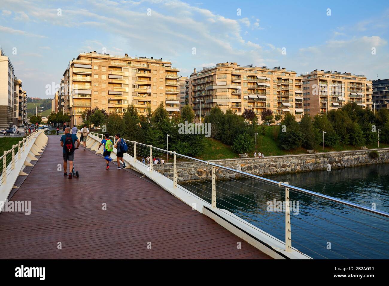 Puente Sobre El Río Urumea, Edificio De Apartamentos, Riberas De Loiola, Donostia, San Sebastián, Gipuzkoa, País Vasco, España, Europa Foto de stock