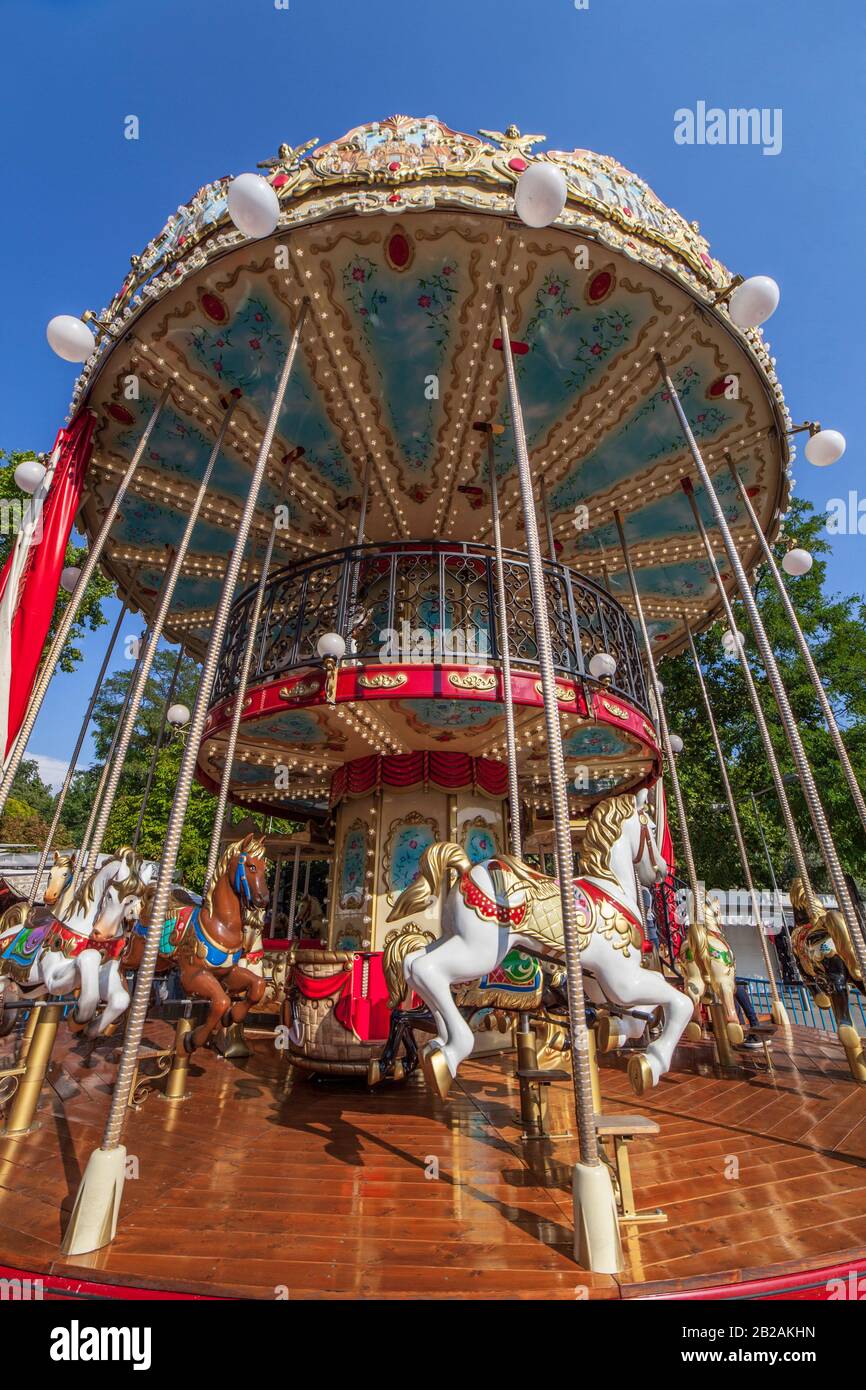 Carrusel de época o alegre-go-round. Al Aire Libre. Foto de stock