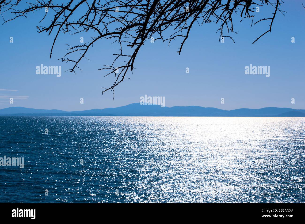 Vista Panorámica Del Mar Contra El Cielo Azul. Foto de stock