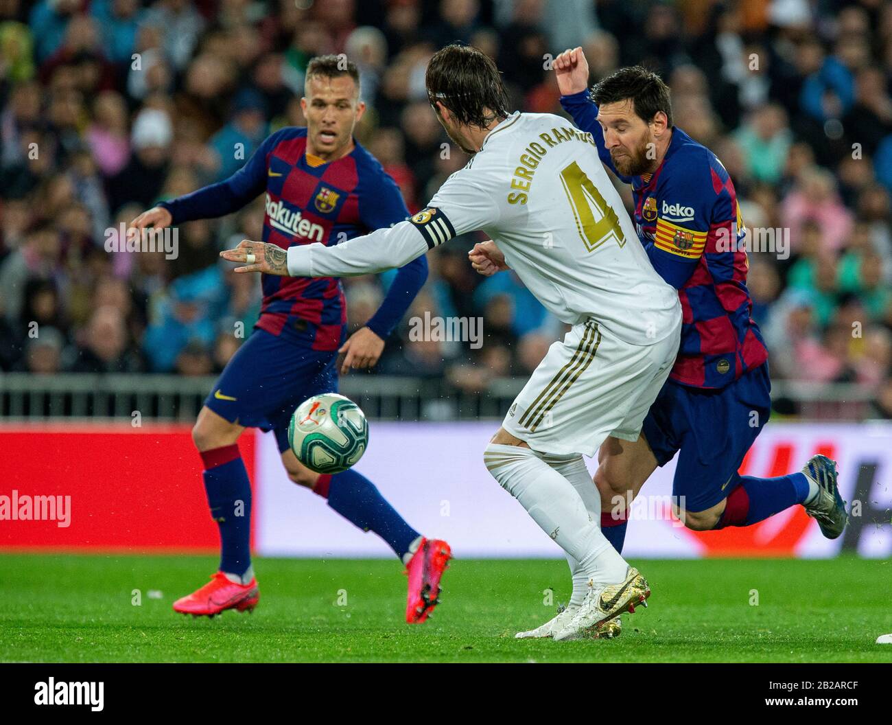 Sergio Ramos (L) y Lionel Messi (R) en acción durante el partido de la Liga  española 26 entre el Real Madrid y el FC Barcelona en el estadio Santiago  Bernabeu de Madrid.marcador