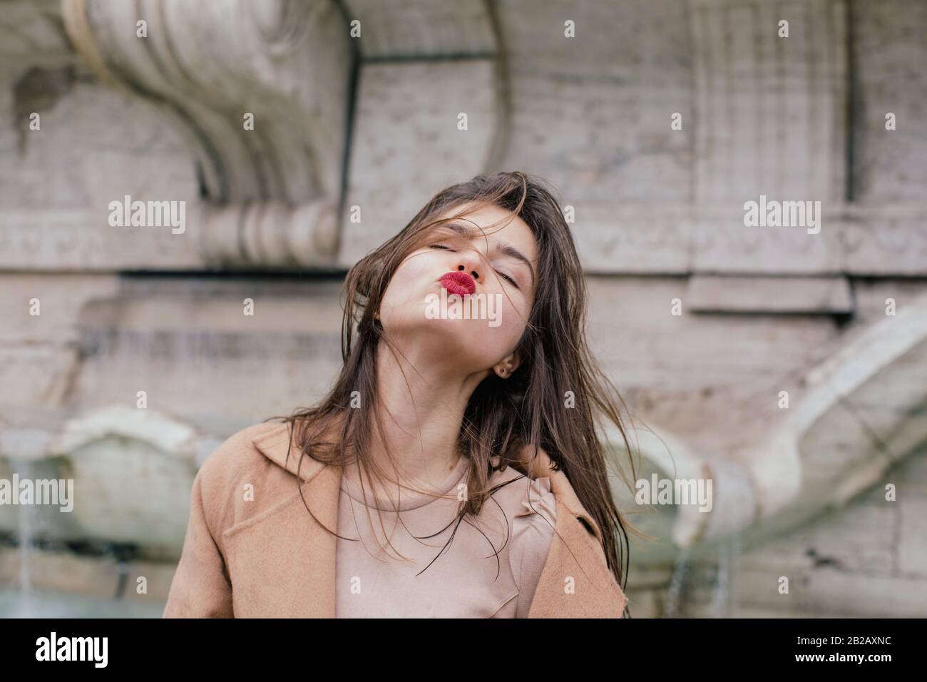 Mujer puckering y soplando un beso, Roma, Lazio, Italia Foto de stock