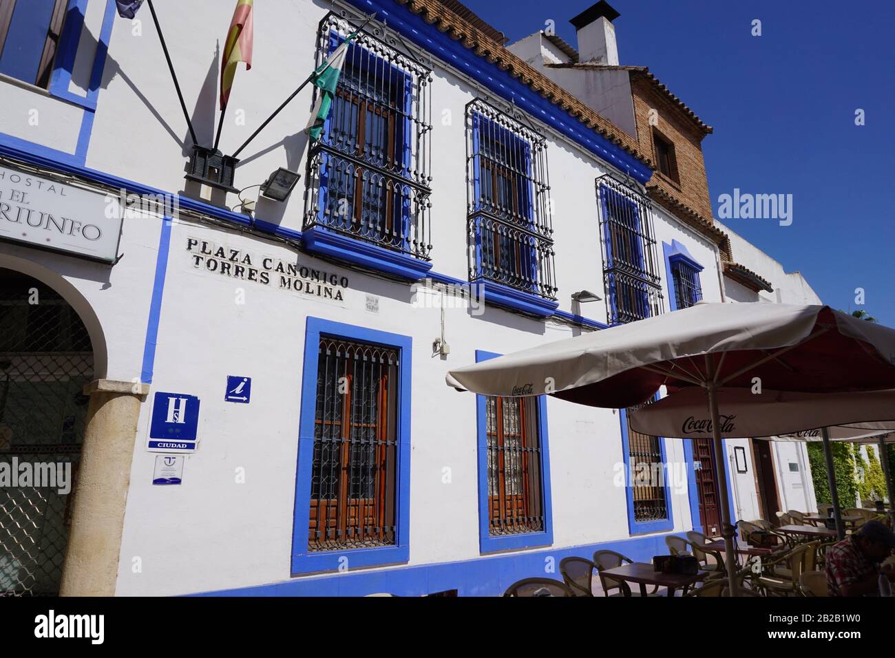 Un edificio colorido en la Plaza Canonigo Torres Molina. Ciudad De Córdoba, Andalucía, España, Europa. Foto de stock