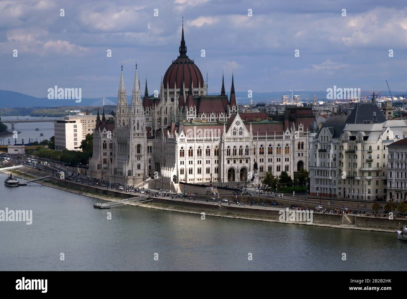 Budapest (Hungría). Parlamento húngaro junto al río Danubio en la ciudad de Budapest. Foto de stock