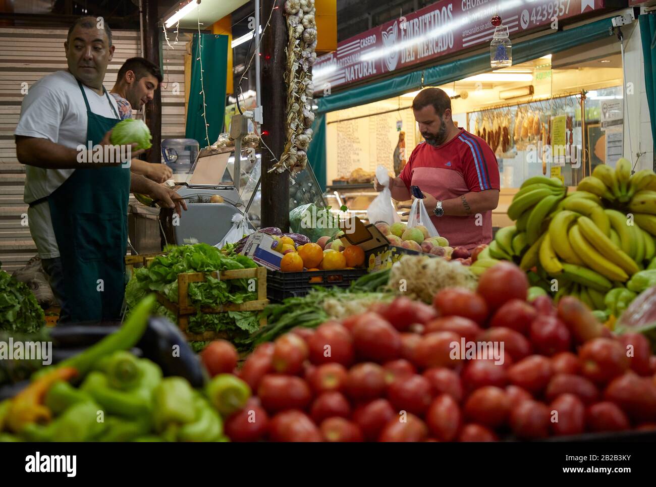 MENDOZA, ARGENTINA, 19/12/2017. Greengrocery, venta de verduras y frutas, mercado Central, Ciudad de Mendoza. Foto: Axel Lloret / www.allofotografia.co Foto de stock