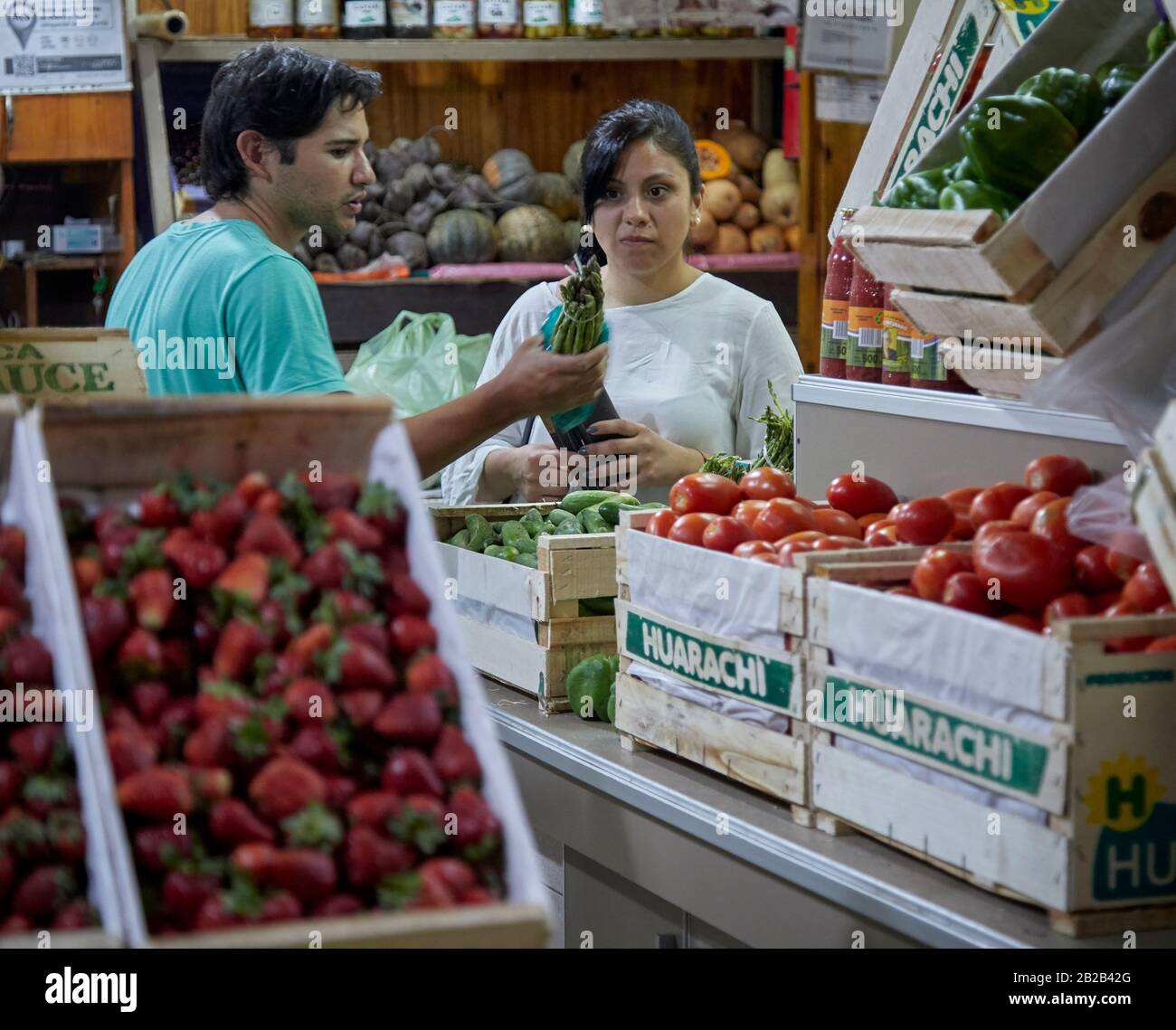 MENDOZA, ARGENTINA, 19/12/2017. Greengrocery, venta de verduras y frutas, mercado Central, Ciudad de Mendoza. Foto: Axel Lloret / www.allofotografia.co Foto de stock